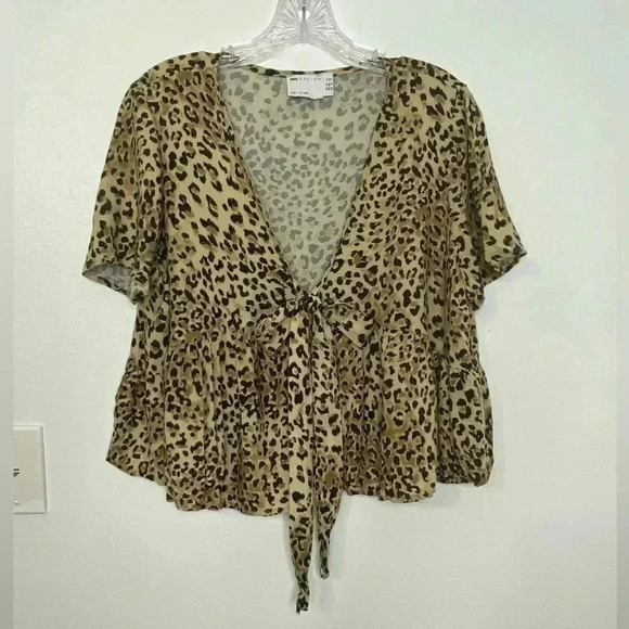 ASOS DESIGN Petite short sleeve tie front tea blouse in leopard print - Picture 3 of 5